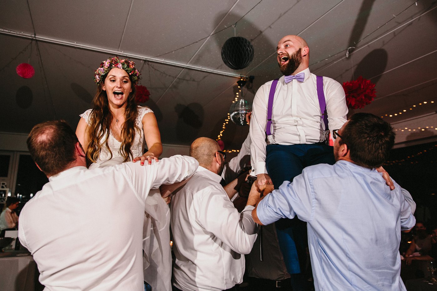 Urbane Hochzeit: Brautpaar wird von den Gästen in die Luft gehoben