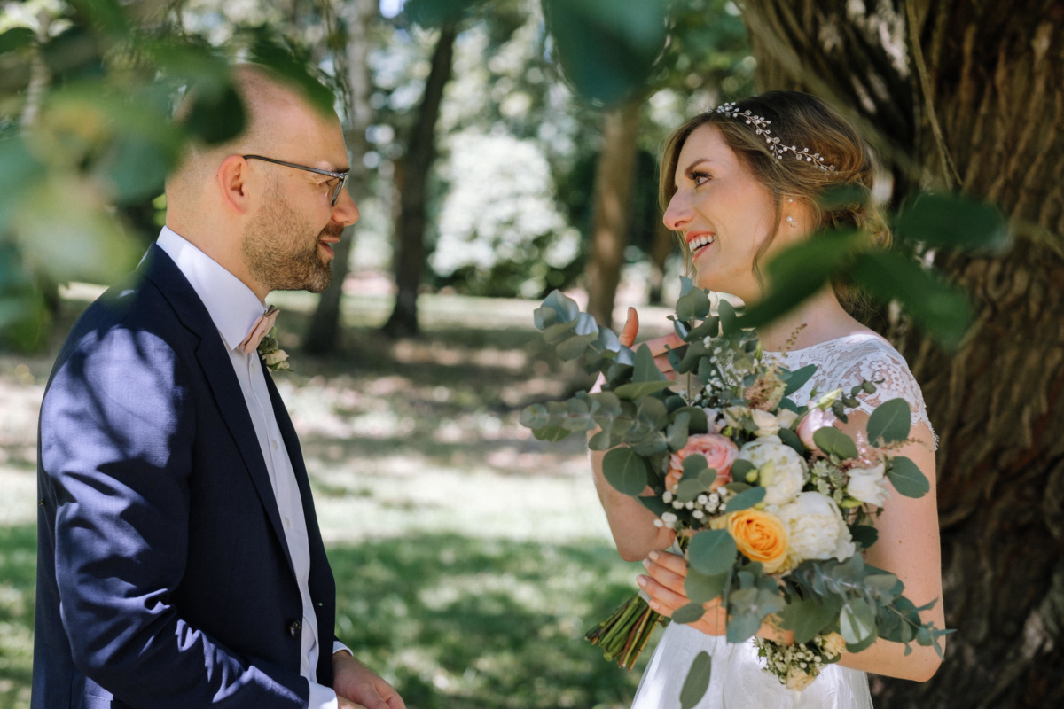 Vintage-Hochzeit: die Braut lacht den Bräutigam gerührt an