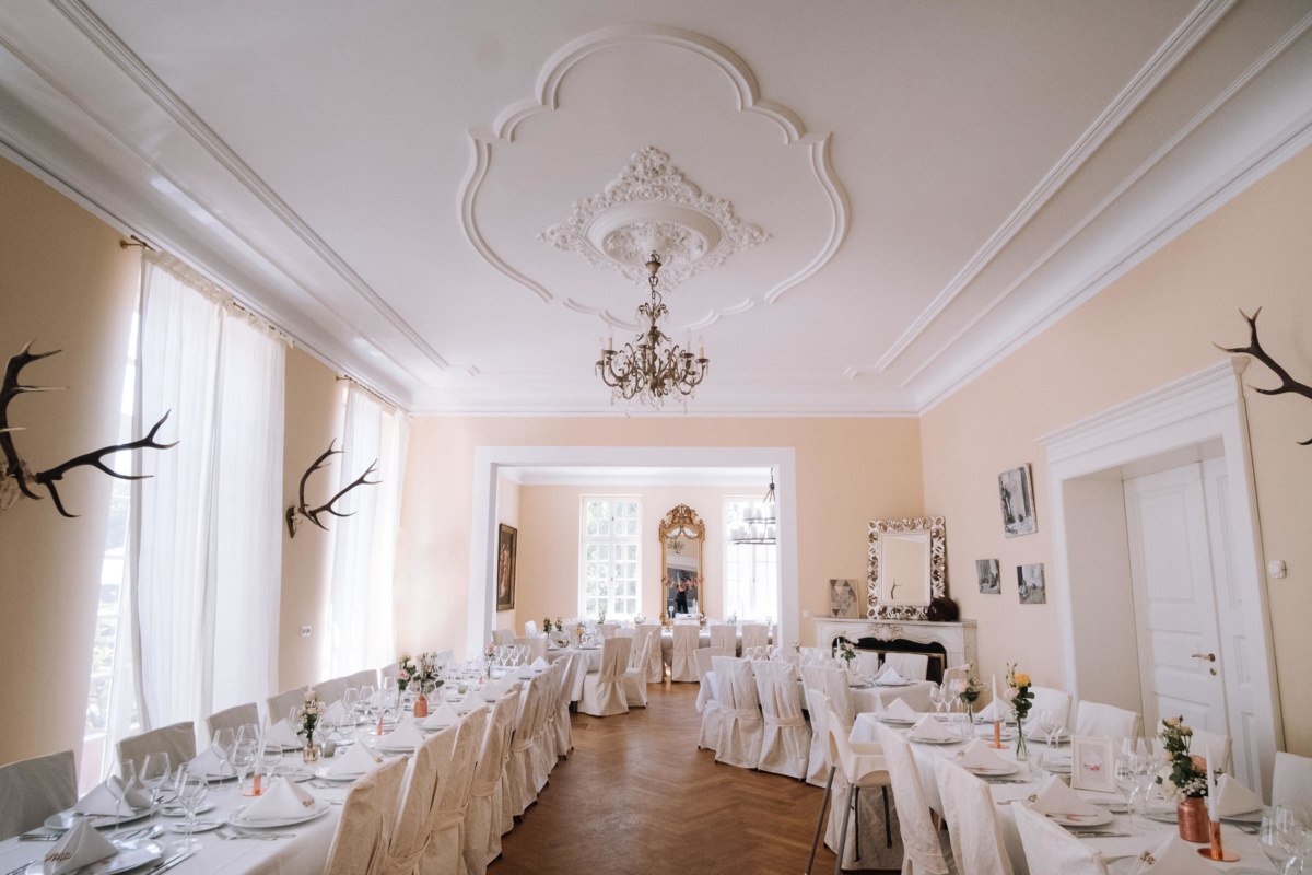 Vintage-Hochzeit: der Saal des Schlosses mit gedeckten Tischen