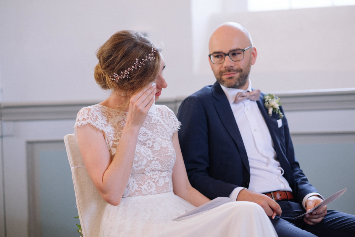 Vintage-Hochzeit: Braut wischt sich eine Träne aus dem Auge