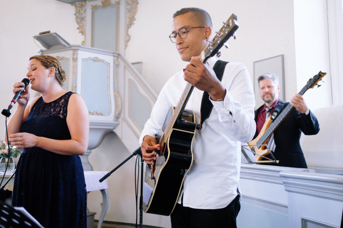 Vintage-Hochzeit: Gitarrenspieler während der Trauung