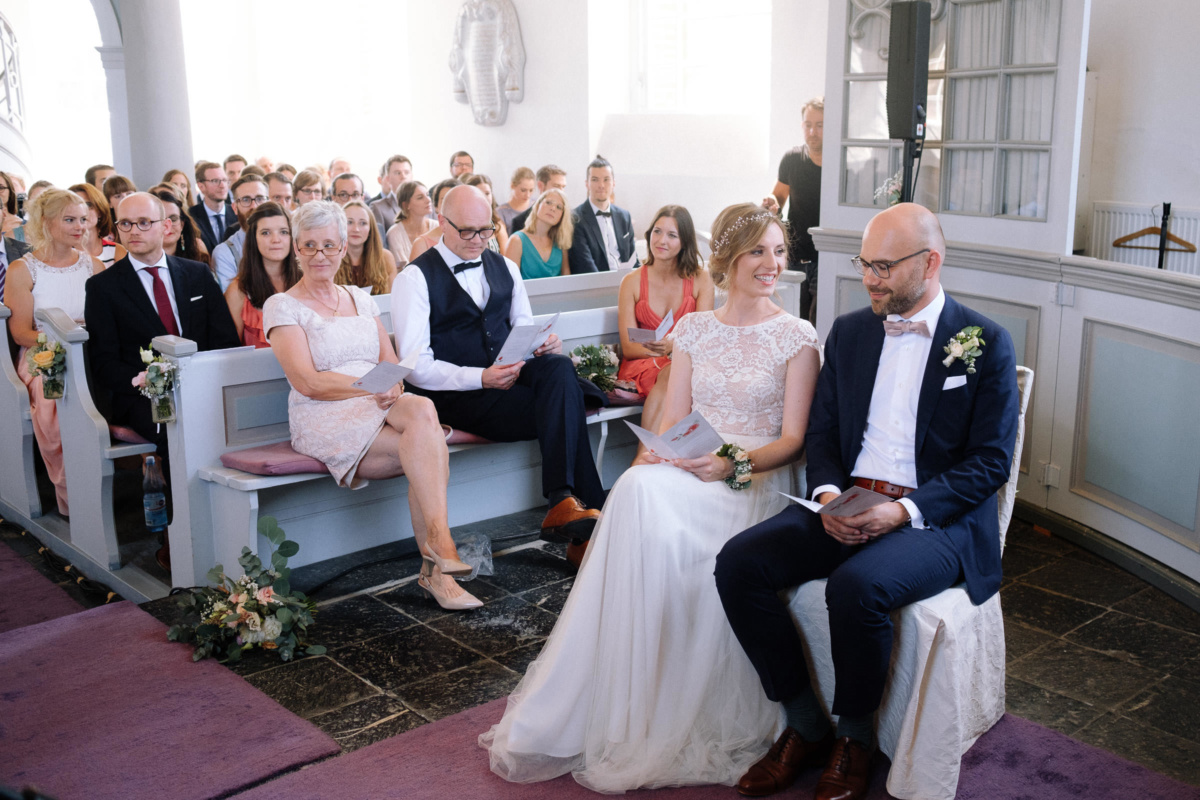 Vintage-Hochzeit: Brautpaar Hand in Hand vor dem Altar