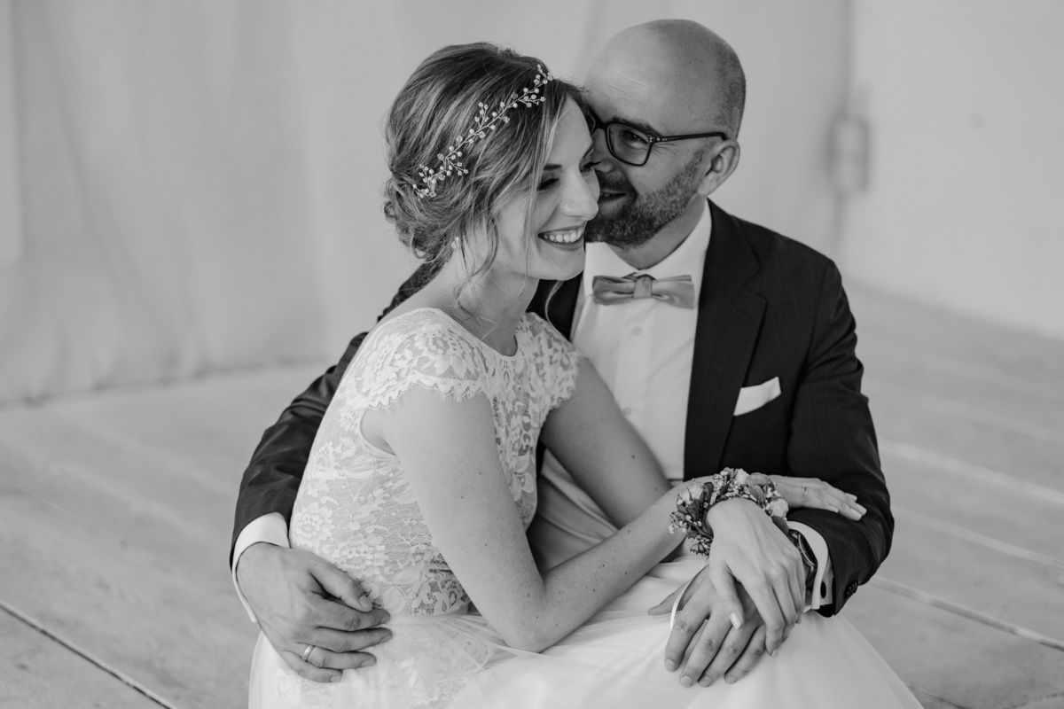 Vintage-Hochzeit: Bräutigam küsst die Braut auf die Wange