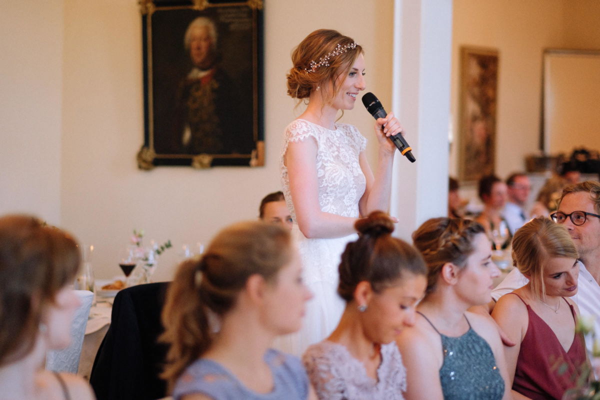 Vintage-Hochzeit: Braut hält eine Rede