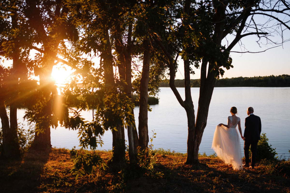 Vintage-Hochzeit: Brautpaar am See beim Sonnenuntergang