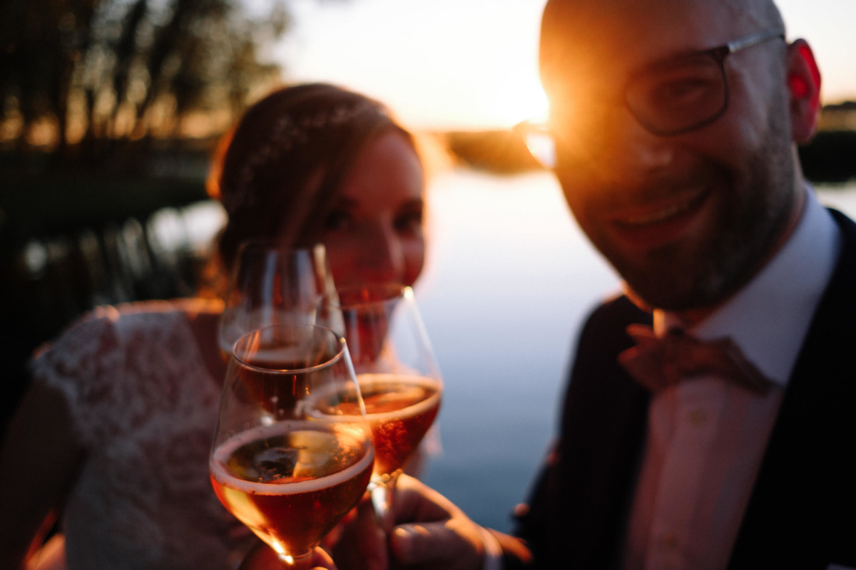 Vintage-Hochzeit: Brautpaar stößt mit dem Hochzeitsfotografen an