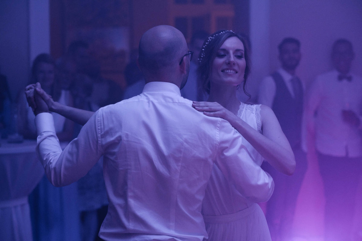 Vintage-Hochzeit: Brautpaar tanzt den Hochzeitstanz