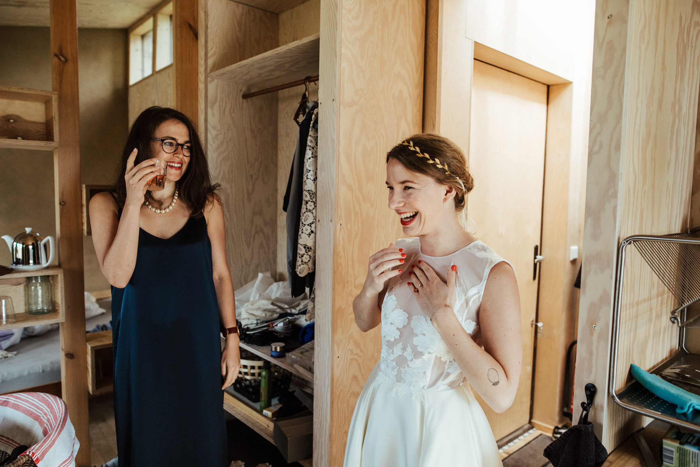 Landhochzeit: lachende Braut