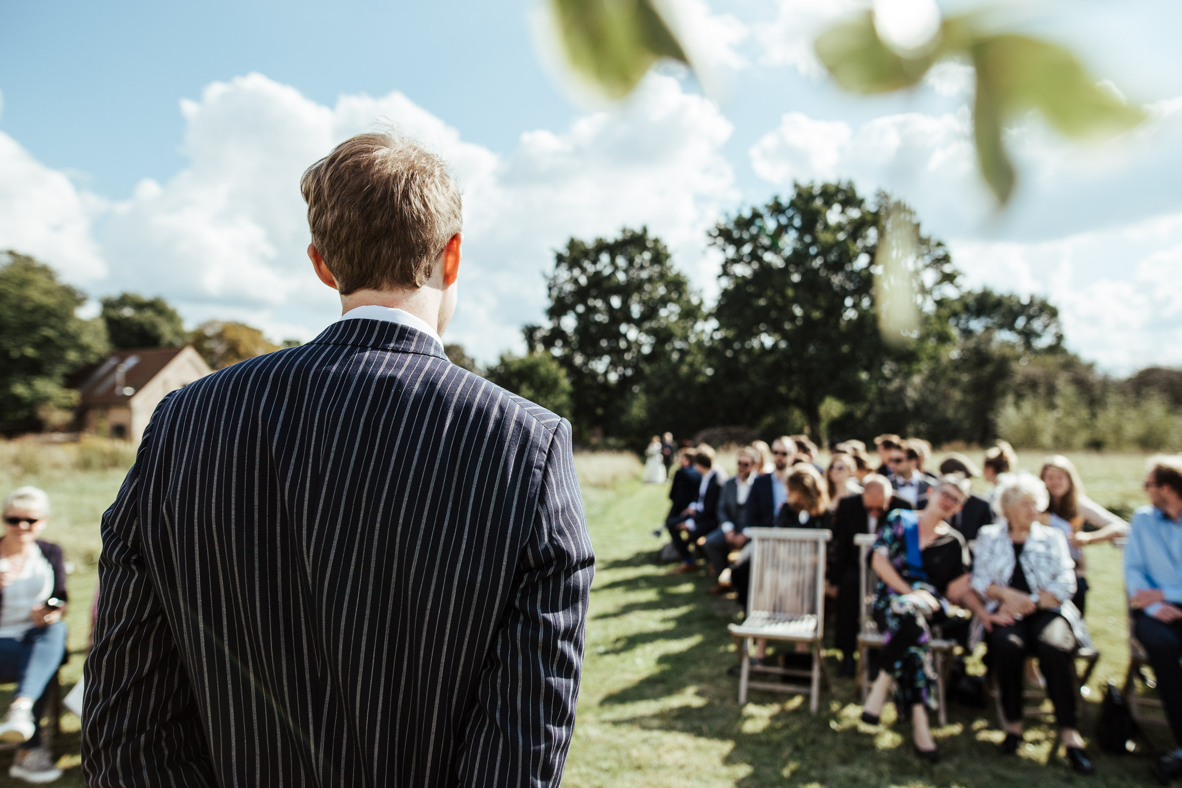 Landhochzeit: Bräutigam wartet auf das Eintreffen der Braut