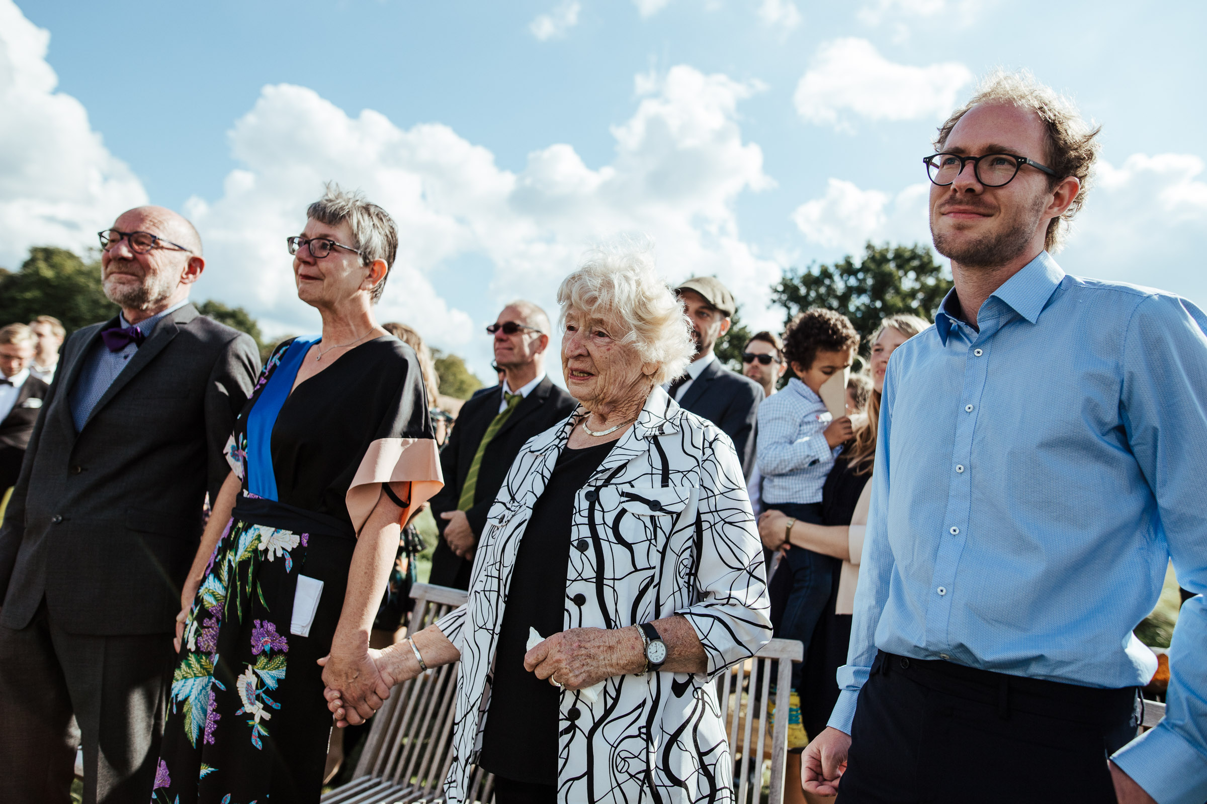 Landhochzeit: Familie der Braut ist zu Tränen gerührt und hält sich an den Händen