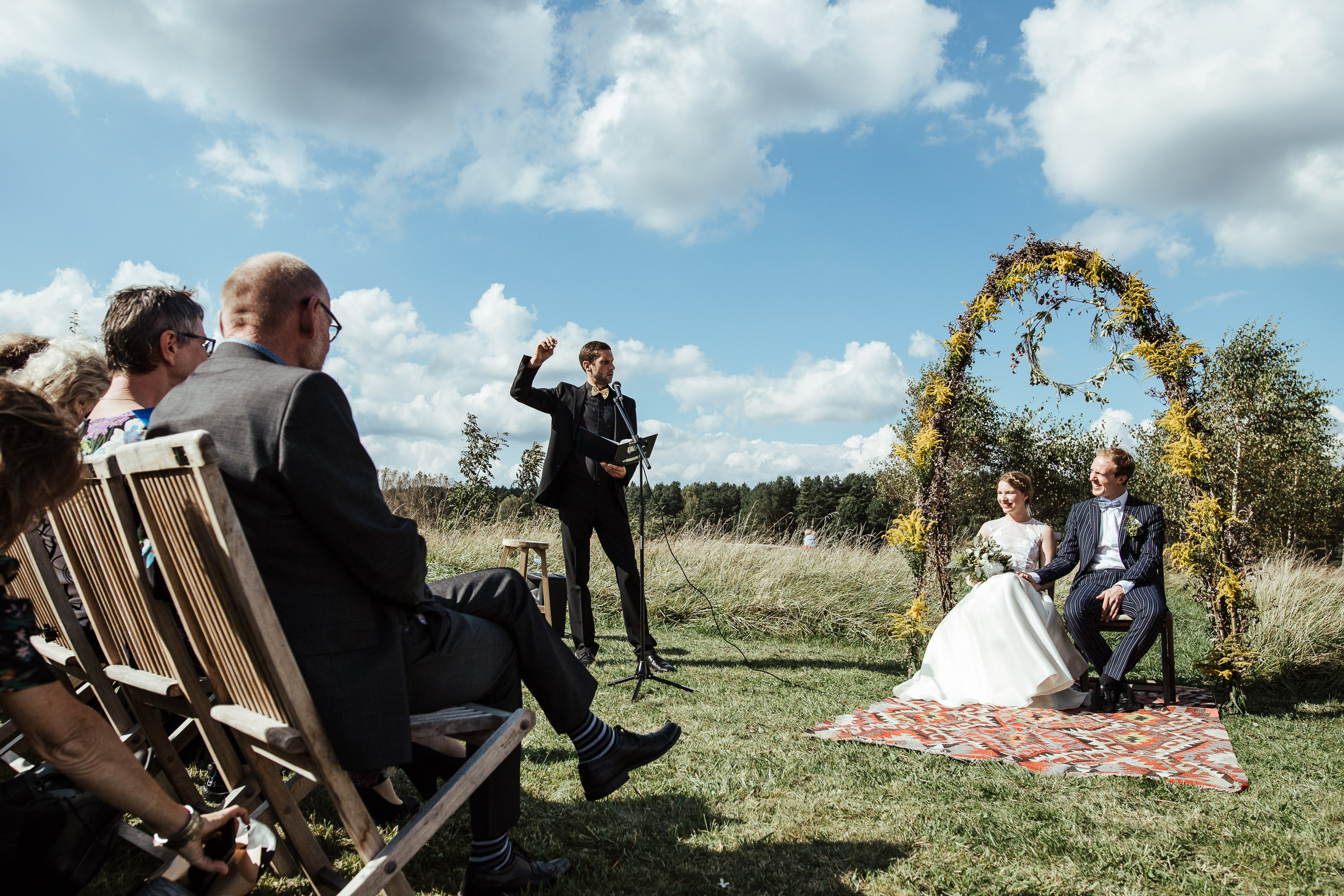 Landhochzeit: der Trauzeuge hält die Traurede
