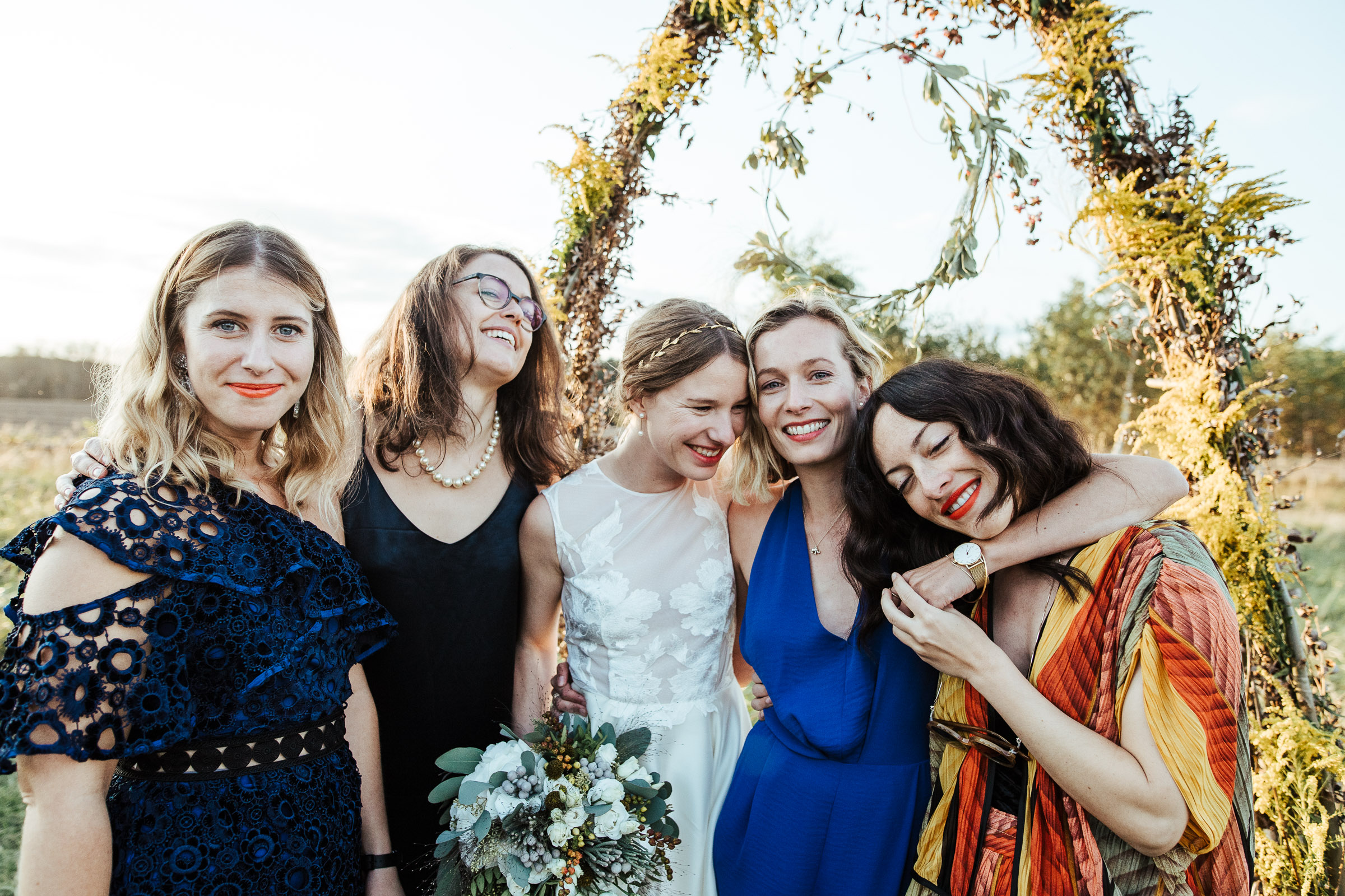 Landhochzeit: Braut mit vier Freundinnen, Arm in Arm