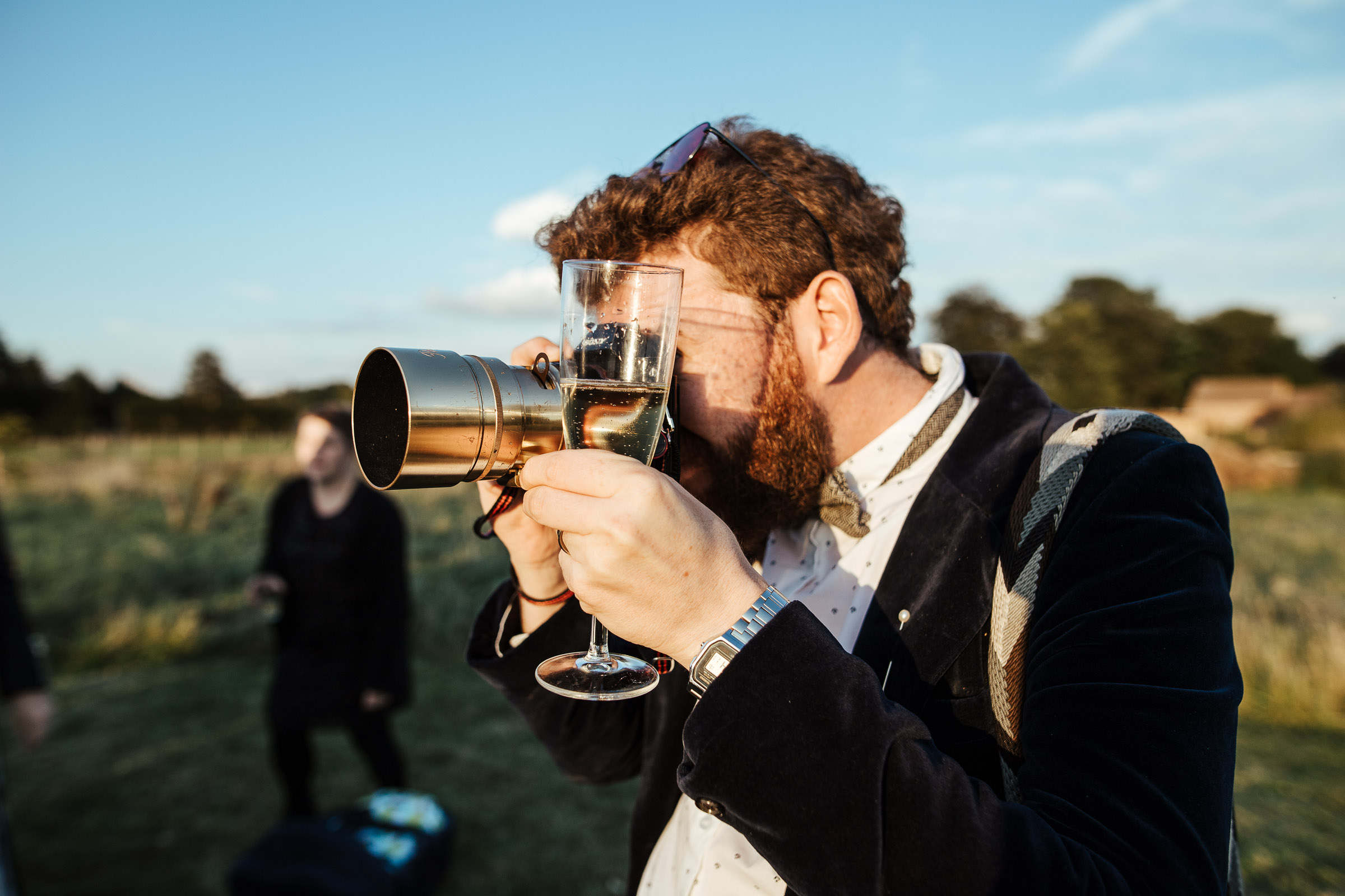 Landhochzeit: Hochzeitsgast mit Kamera