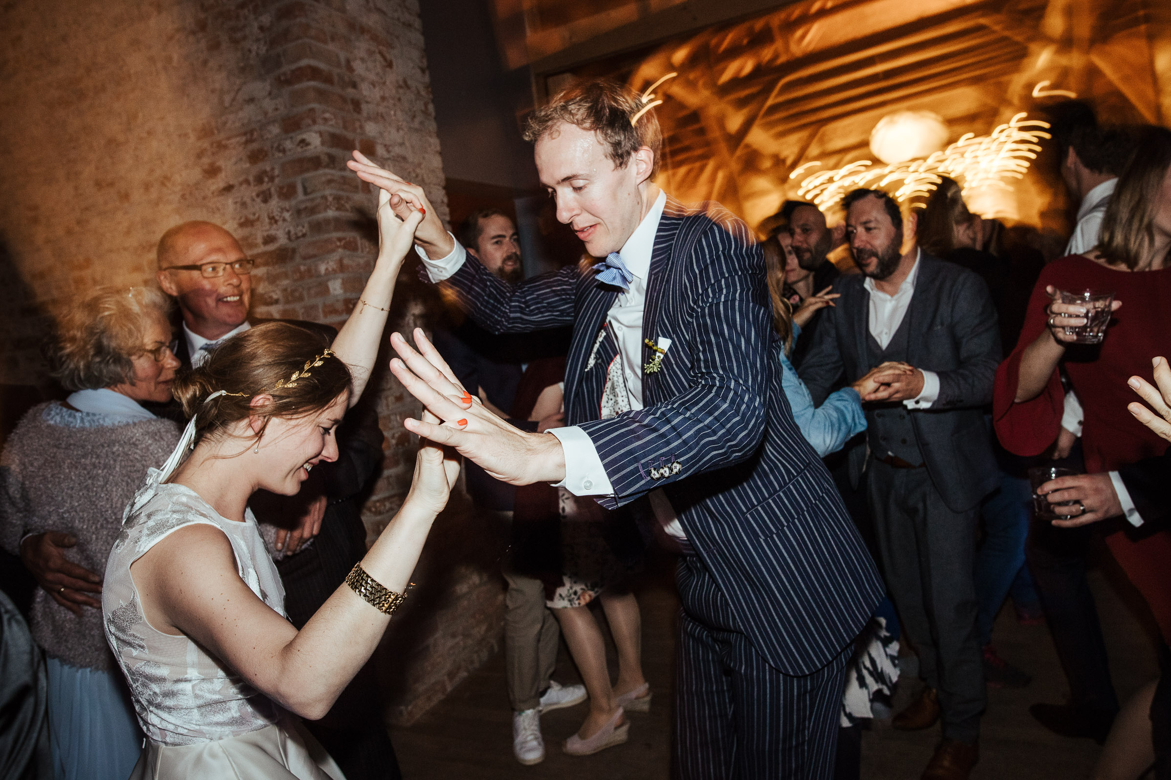 Landhochzeit: Brautpaar tanzt den Eröffnungstanz