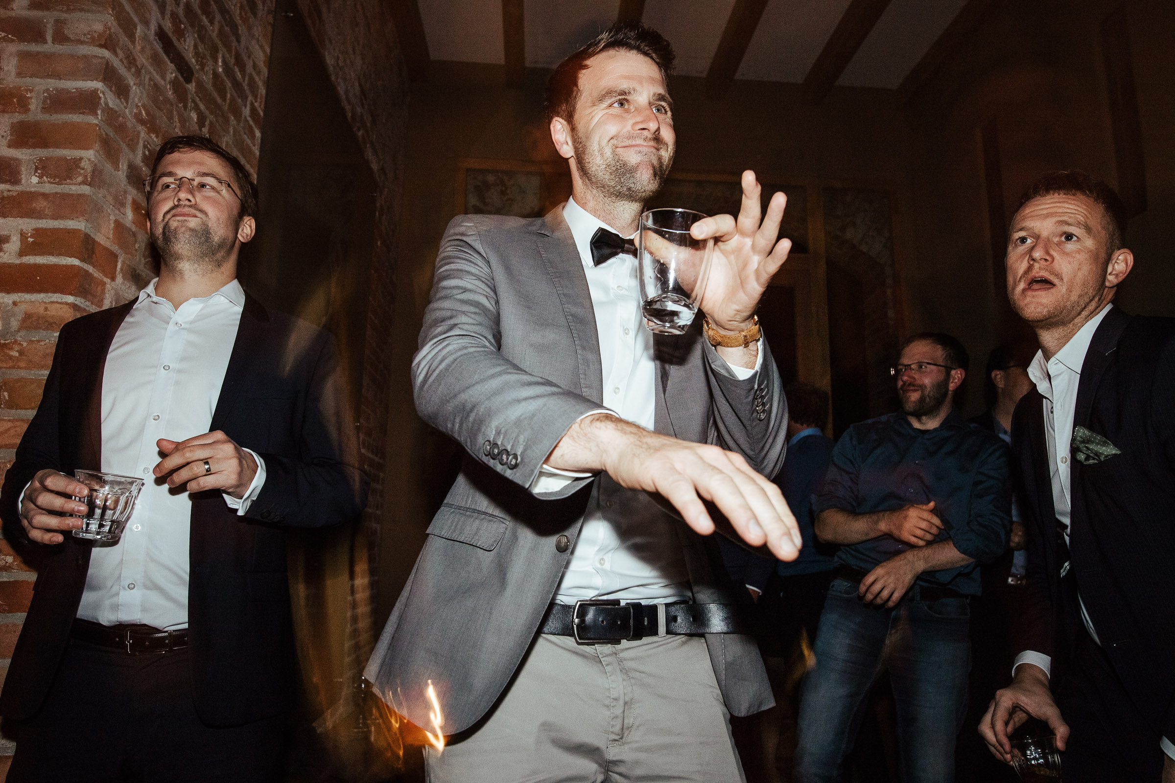 Landhochzeit: tanzende Hochzeitsgäste