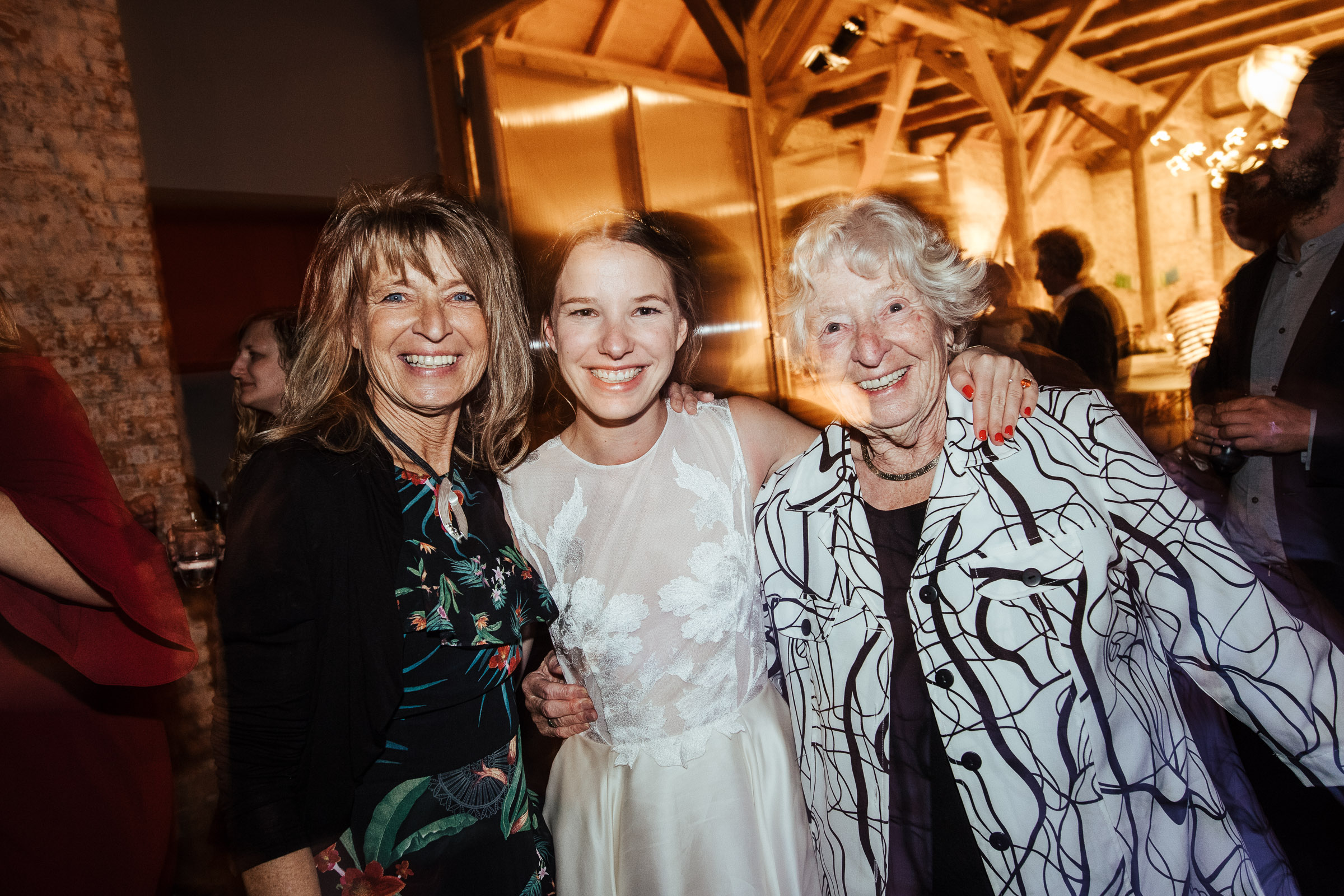 Landhochzeit: Braut mit Oma und Hochzeitsgäste