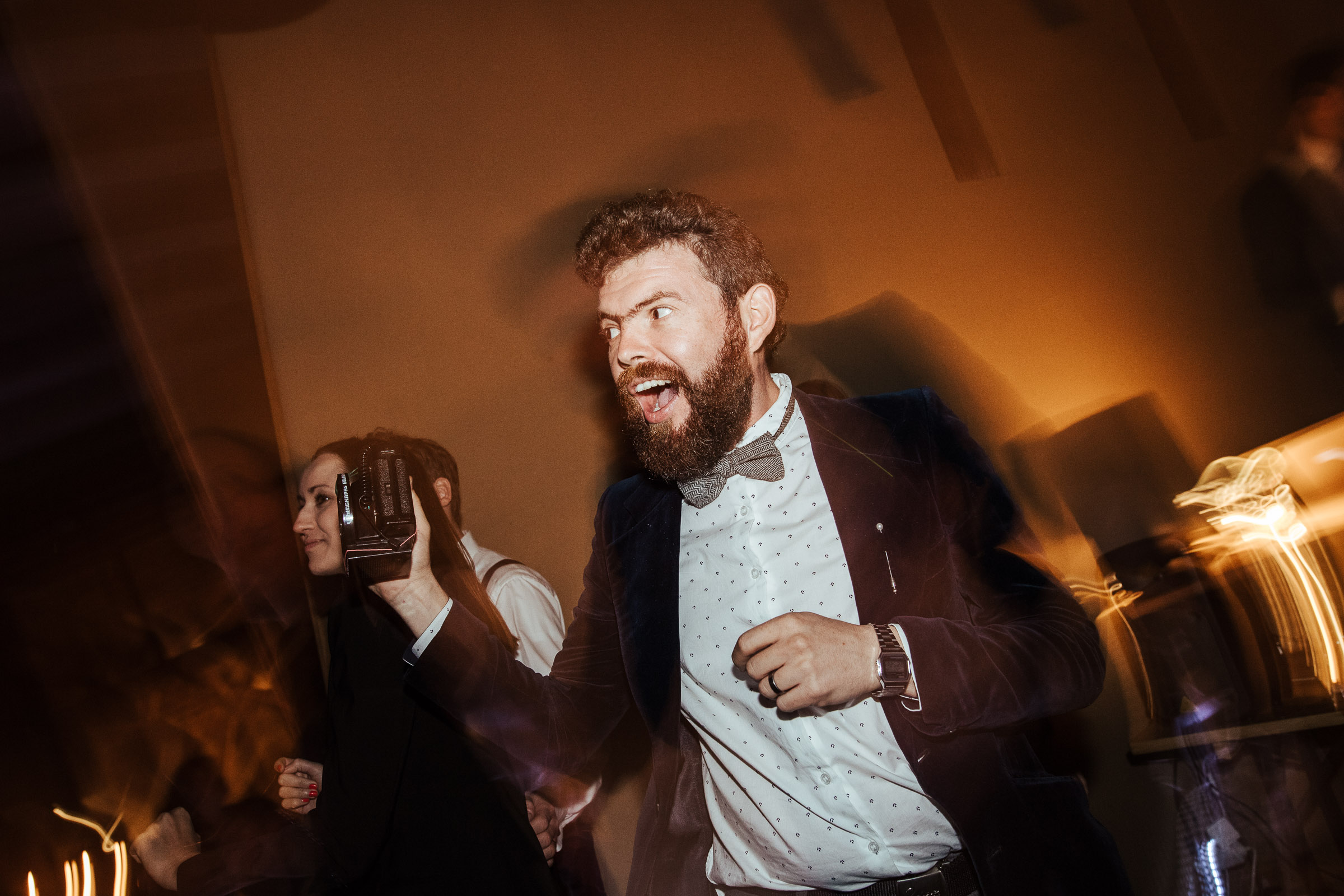Landhochzeit: tanzender Hochzeitsgast