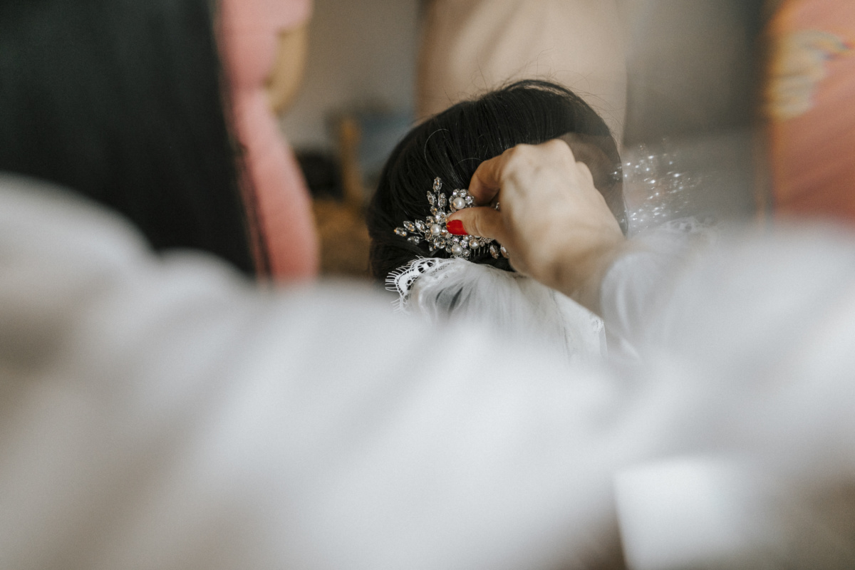 Hochzeitsfotograf in Augsburg: Haare der Braut mit juwelenbesetzter Haarspange