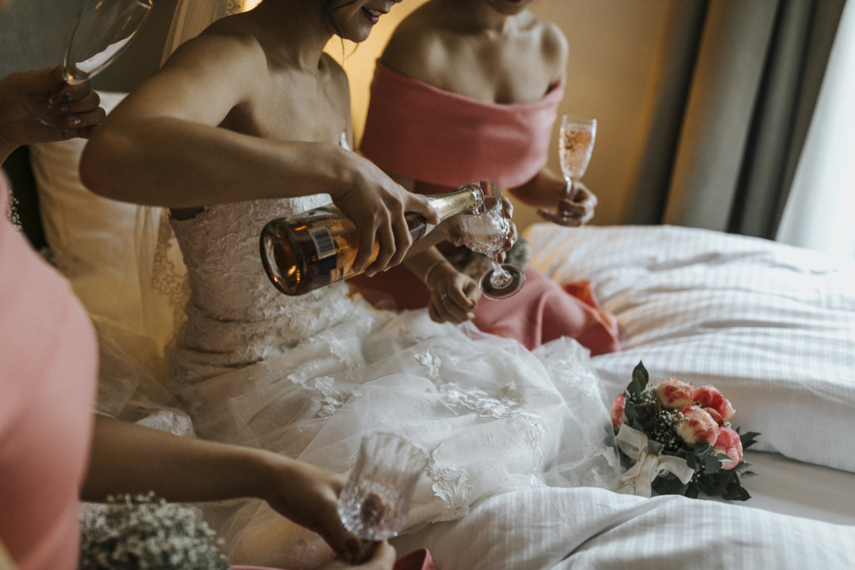 Hochzeitsfotograf in Augsburg: Braut gießt Sekt ein