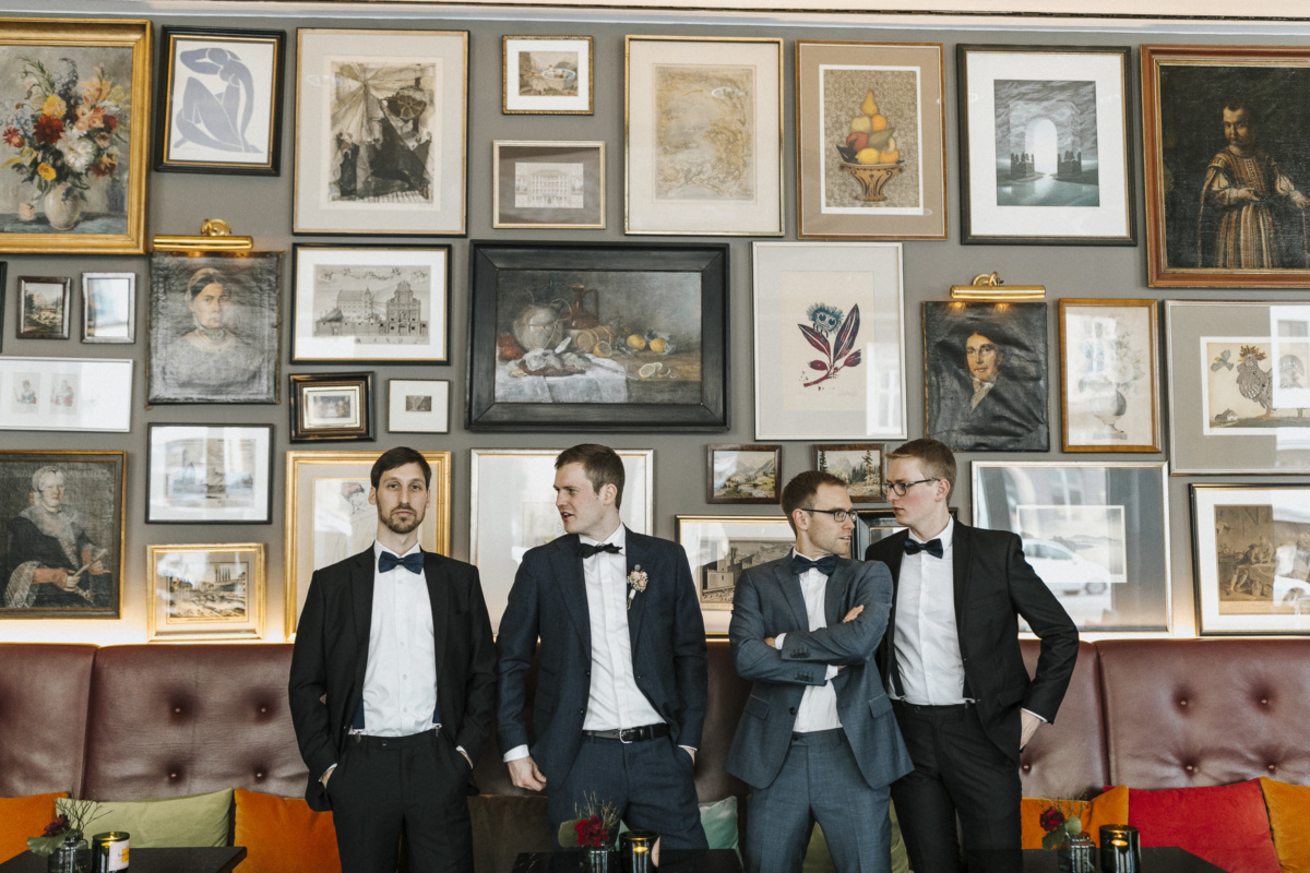 Hochzeitsfotograf in Augsburg: Bräutigam mit Trauzeugen in Hotelbar