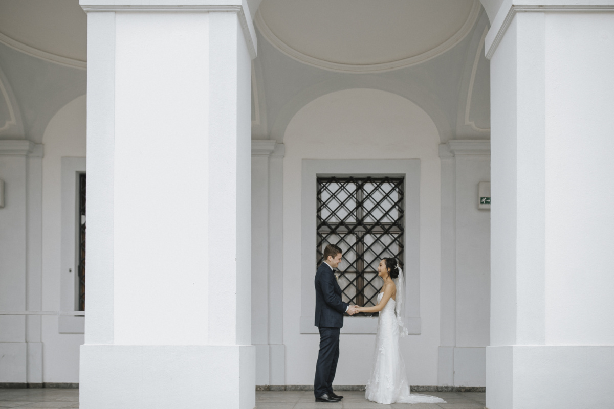 Hochzeitsfotograf in Augsburg: Brautpaar hält sich an den Händen