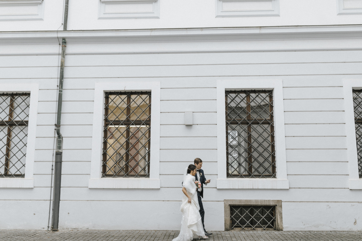 Hochzeitsfotograf in Augsburg: Brautpaar läuft durch die Augsburger Altstadt