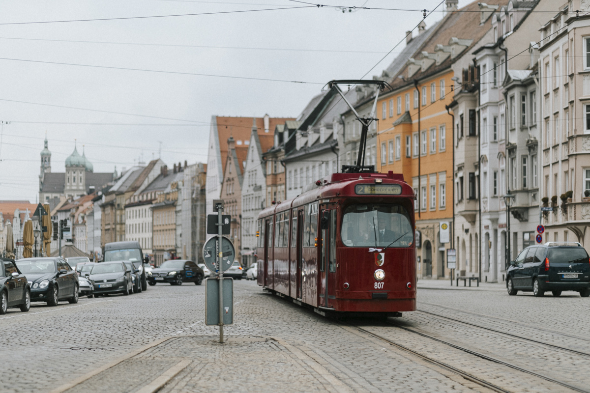 Hochzeitsfotograf in Augsburg: alte Straßenbahn kommt angefahren