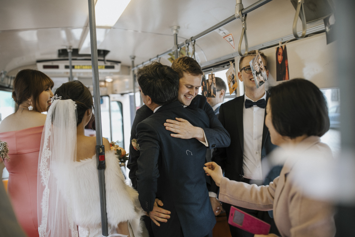 Hochzeitsfotograf in Augsburg: Bräutigam umarmt Schwiegervater