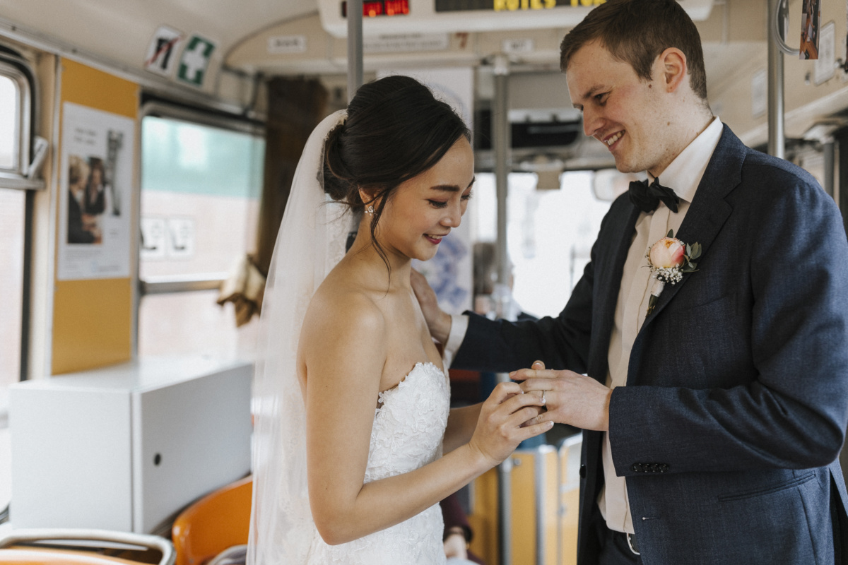 Hochzeitsfotograf in Augsburg: Braut steckt Bräutigam den Ehering an den Finger