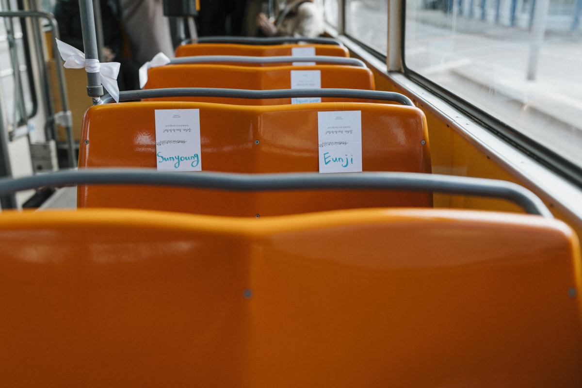 Hochzeitsfotograf in Augsburg: Namensschilder auf den Sitzen der Straßenbahn
