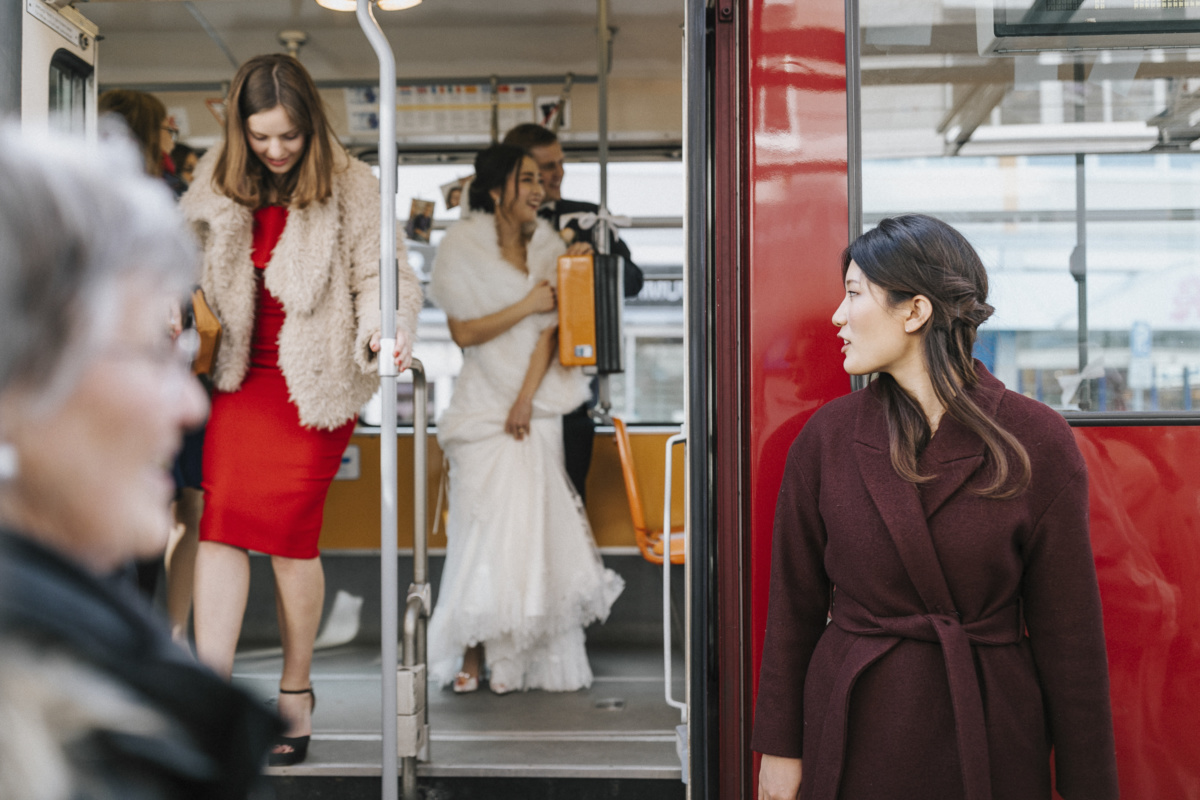 Hochzeitsfotograf in Augsburg: Brautpaar steigt aus Straßenbahn