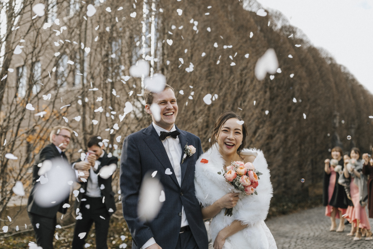 Hochzeitsfotograf in Augsburg: Brautpaar im Konfettiregen