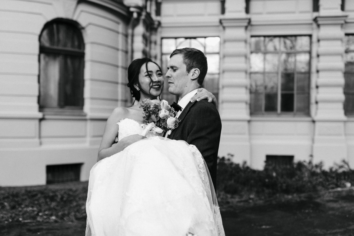 Hochzeitsfotograf in Augsburg: Bräutigam trägt Braut