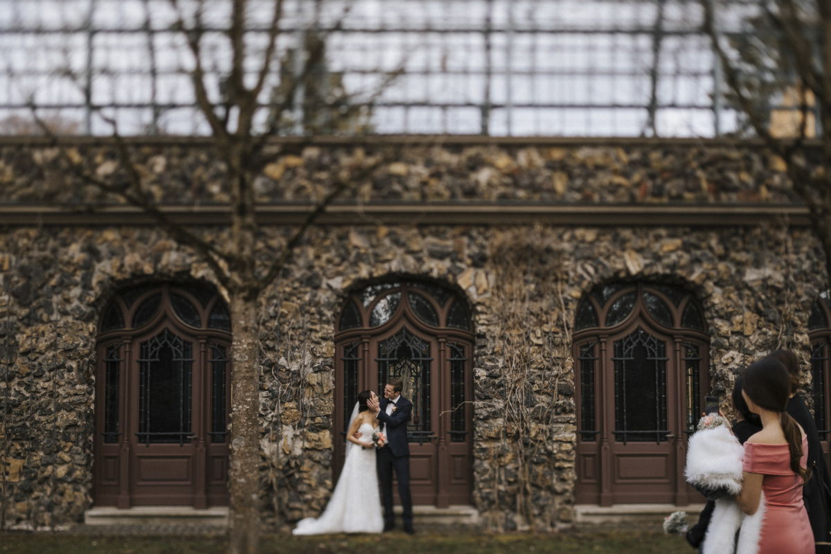 Hochzeitsfotograf in Augsburg: Brautpaar vor dem Gögginger Kurhaus