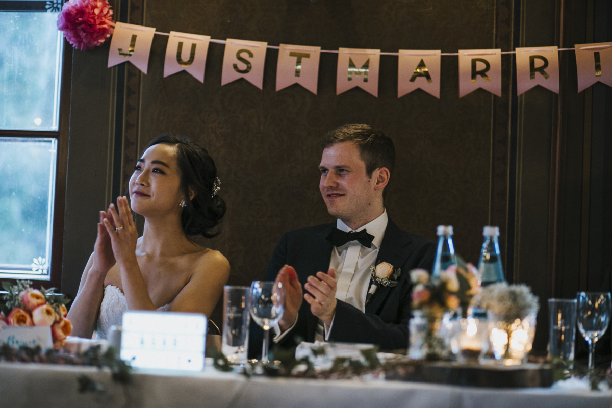 Hochzeitsfotograf in Augsburg: Brautpaar klatscht